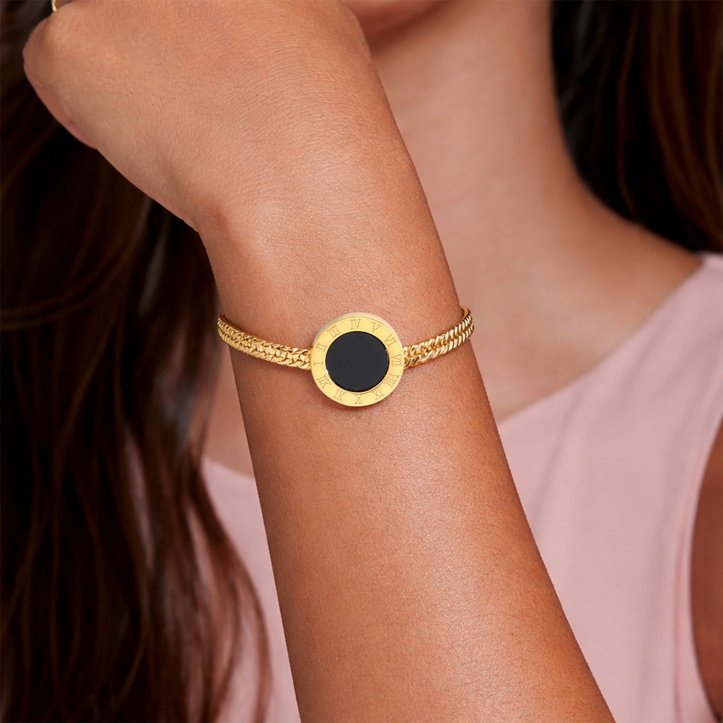 Pulsera Dorada con Dije Circular Negro en Acero Inoxidable