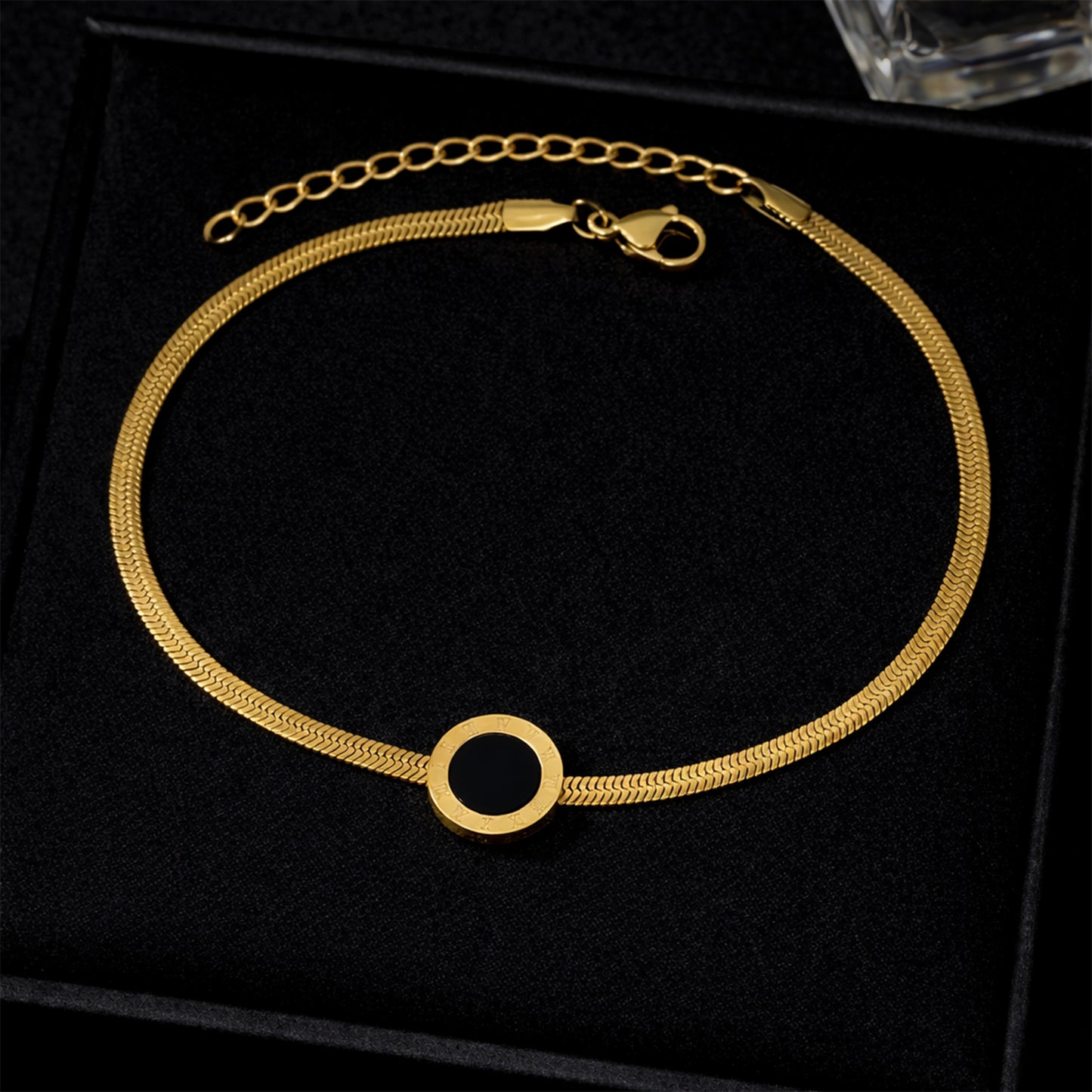 Pulsera Dorada con Dije Circular Negro en Acero Inoxidable